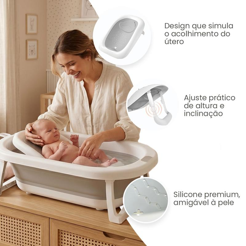 Mãe dando banho no recém-nascido na banheira dobrável